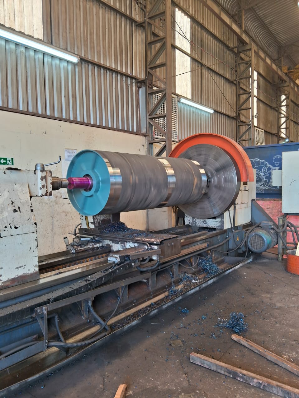 Rolo industrial em rotação no torno
